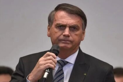 Bolsonaro deixa prisão domiciliar para procedimento médico autorizado por Moraes - Foto: Marcelo Camargo/Agência Brasil