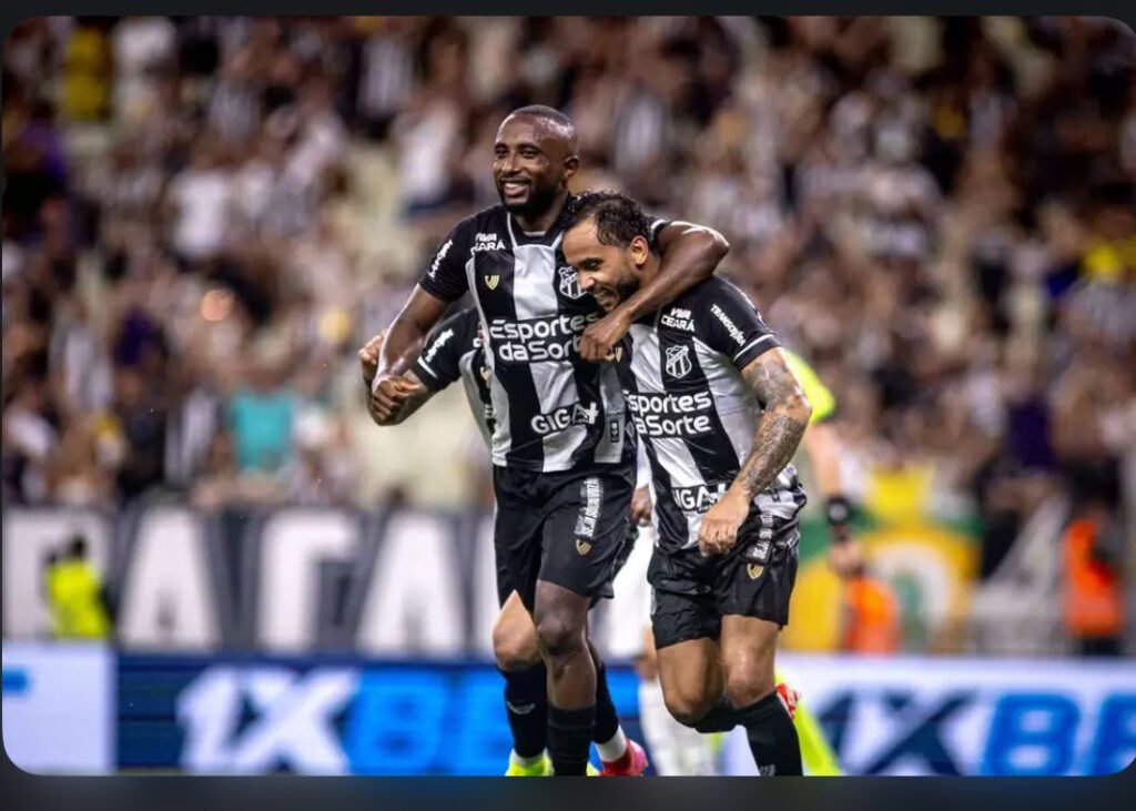Jogadores do Ceará comemorando um gol