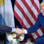 Javier Milei e Donald Trump apertando as mãos