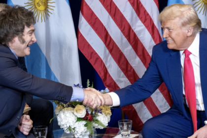 Javier Milei e Donald Trump apertando as mãos