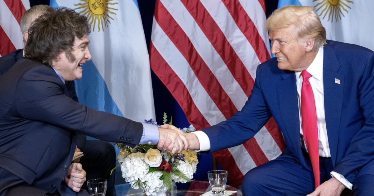 Javier Milei e Donald Trump apertando as mãos