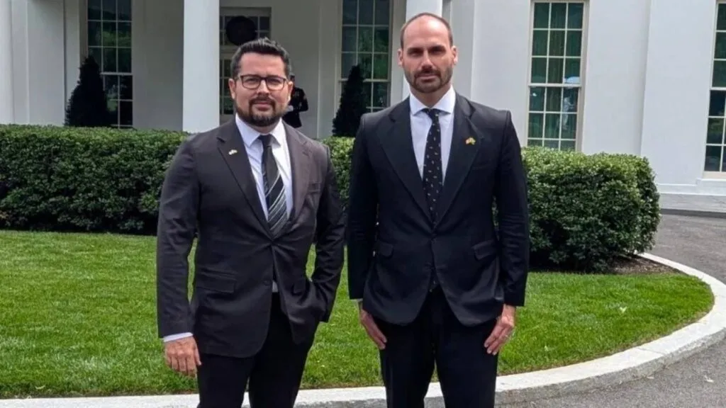 “Todo o percurso estratégico relatado confirma o dolo específico de Eduardo Bolsonaro e de Paulo Figueiredo", aponta a denúncia - Foto: Reprodução/X
