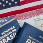 Passaporte brasileiro com fundo dos Estados Unidos e visto americano.