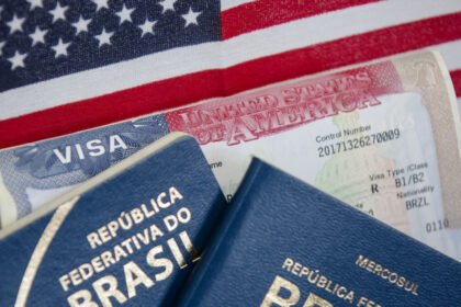 Passaporte brasileiro com fundo dos Estados Unidos e visto americano.