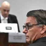 Bolsonaro e o ministro Alexandre de Moraes em julgamento da trama golpista - Foto: Luiz Silveira/STF