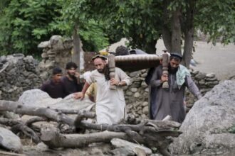 Região montanhosa já devastada enfrenta dificuldades nos resgates; ajuda internacional começa a chegar com apoio da ONU, Índia e Reino Unido. Foto: Wahidullah Kakar (AP)/Divulgação