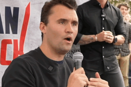 Charlie Kirk levou um tiro no pescoço na 4ª feira (10.set) enquanto participava de um evento na Universidade do Vale de Utah. Foto: Reprodução.