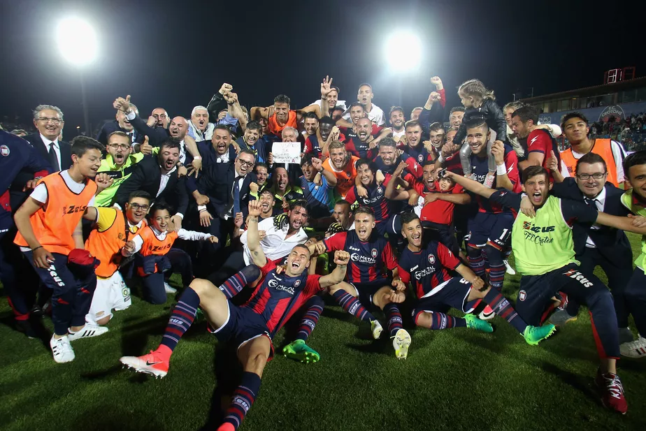 Crotone celebrando a permanência na Serie A na temporada 2016-17 Foto: Getty Images