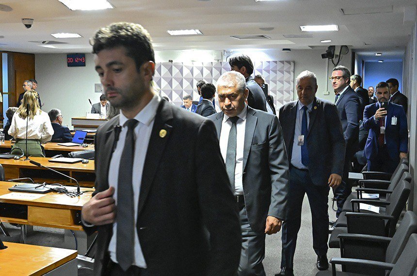 Rubens deixa a sala da CPMI conduzido por policiais legislativos - Fonte: Agência Senado