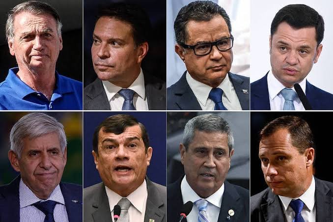Reús acusados de serem núcleo crucial da trama golpista, da esquerda para a direita, de cima para baixo: Mauro Cid, Alexandre Ramagem, Almir Garnier, Anderson Torres, Augusto Heleno, Jair Bolsonaro, Paulo Sérgio Nogueira e Walter Braga Netto - Foto: Evaristo Sá/AFP; Zeca Ribeiro/Câmara dos Deputados; Lucio Tavora/Xinhua; Kleyton Amorim/UOL; Gabriela Biló/Folhapress e Sergio Lima/AFP