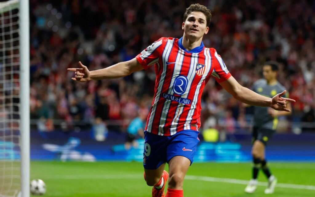 Julián Alvarez marcou gol importante no Bernabéu - Foto: Diego Souto/GettyImages