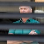 O ex-presidente Jair Bolsonaro fez em aparição, nesta quinta-feira (11), no quintal da casa onde ele cumpre prisão domiciliar, em Brasília - Foto: Wilton Junior/Estadão