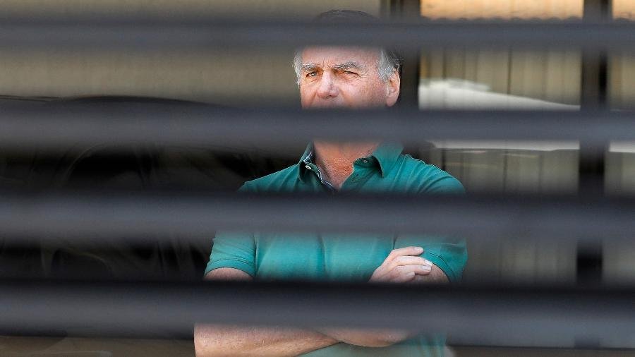 O ex-presidente Jair Bolsonaro fez em aparição, nesta quinta-feira (11), no quintal da casa onde ele cumpre prisão domiciliar, em Brasília - Foto: Wilton Junior/Estadão