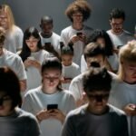 Pessoas olhando para seus celulares - Foto: Cottonbro Studio/Pexels
