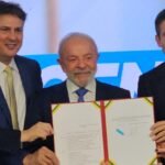 Presidente Lula e ministros exibem a Carteira Nacional Docente sancionada durante cerimônia oficial. Reprodução: Undime