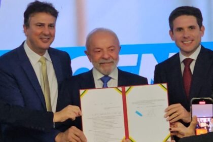 Presidente Lula e ministros exibem a Carteira Nacional Docente sancionada durante cerimônia oficial. Reprodução: Undime