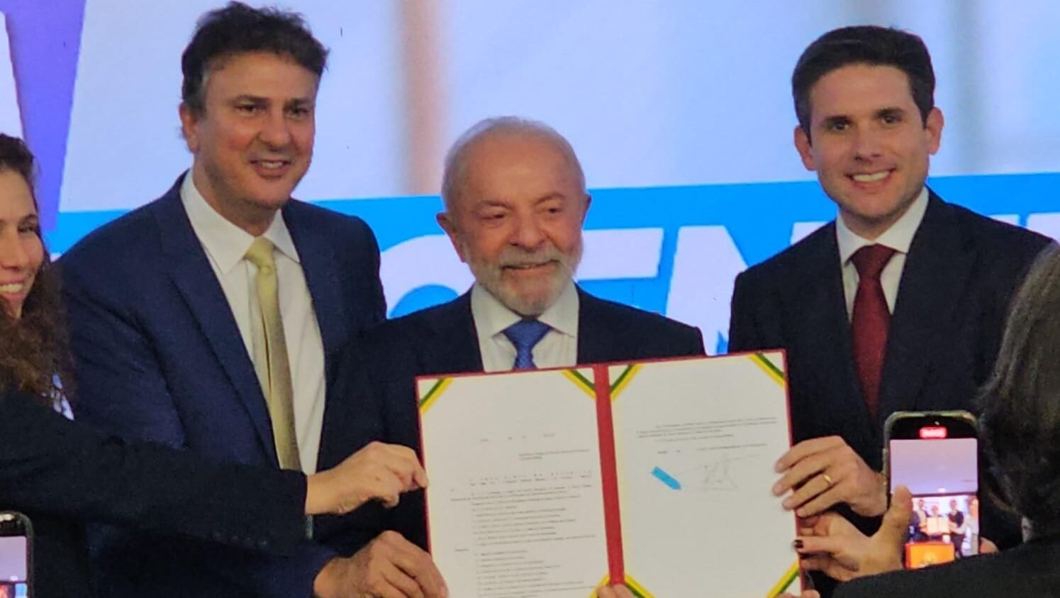 Presidente Lula e ministros exibem a Carteira Nacional Docente sancionada durante cerimônia oficial. Reprodução: Undime