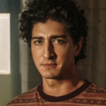 Johnny Massaro vive físico em "Emergência Radioativa" Foto: Divulgação/Netflix