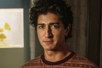 Johnny Massaro vive físico em "Emergência Radioativa" Foto: Divulgação/Netflix