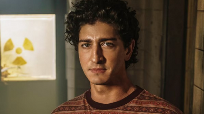 Johnny Massaro vive físico em "Emergência Radioativa" Foto: Divulgação/Netflix