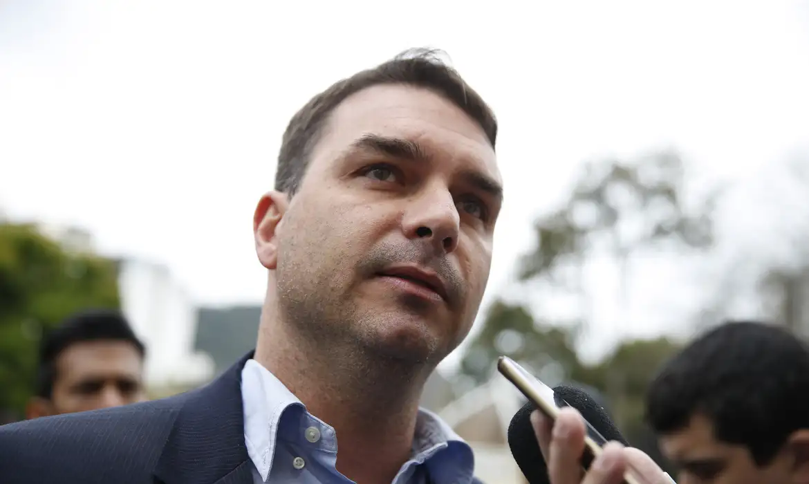 Deputado estadual, Flávio Bolsonaro, em entrevista - Foto: Tânia Rêgo/Agência Brasil
