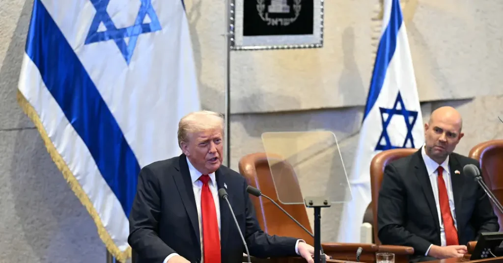 O presidente dos EUA, Donald Trump (esq), discursa perante o parlamento israelense, o Knesset, em Jerusalém - Foto: Saul Loeb/AFP