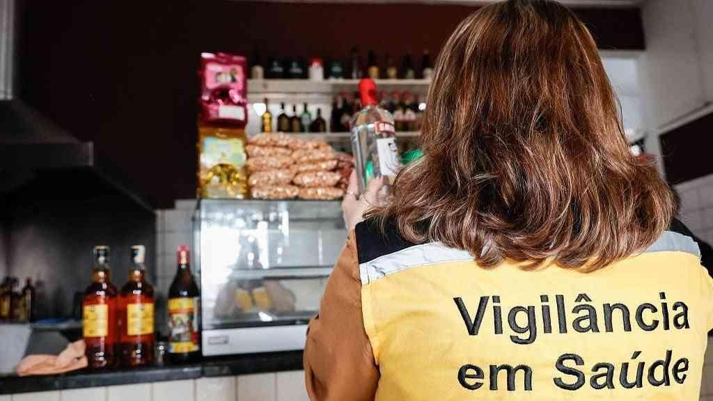 Dos 16 casos confirmados no país o Estado de SP concentra 14 casos e as duas únicas mortes por ingestão de álcool adulterado com Metanol; 209 casos seguem sob investigação em 13 estados - Foto: Reprodução/Vigilância em Saúde de SP