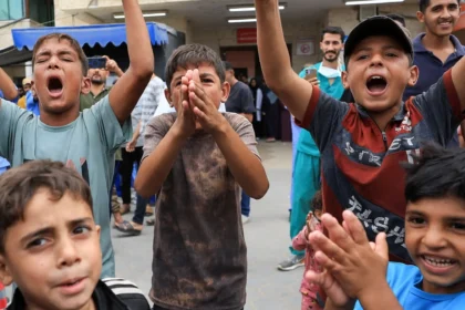 Crianças palestinas celebram anúncio de cessar-fogo em Deir al-Balah, centro de Gaza.