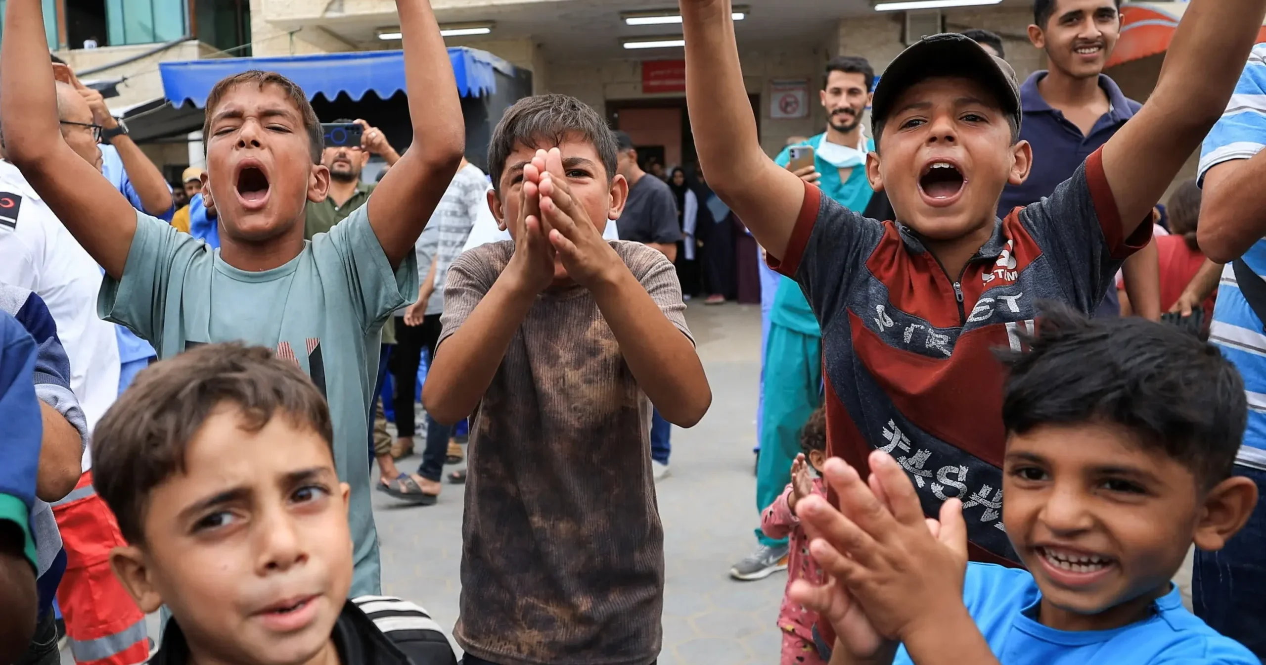 Crianças palestinas celebram anúncio de cessar-fogo em Deir al-Balah, centro de Gaza.