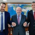 Da direita à esquerda: Guilherme Boulos (PSOL-SP), Luiz Inácio Lula da Silva (PT) e Márcio Macêdo (PT-SE) - Foto: Reprodução/Ricardo Stuckert/Agência Brasil