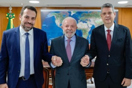 Da direita à esquerda: Guilherme Boulos (PSOL-SP), Luiz Inácio Lula da Silva (PT) e Márcio Macêdo (PT-SE) - Foto: Reprodução/Ricardo Stuckert/Agência Brasil