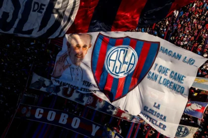 Bandeirão da torcida do San Lorenzo com homenagem ao Papa Francisco - Foto: Marcelo Endelli/Getty Images