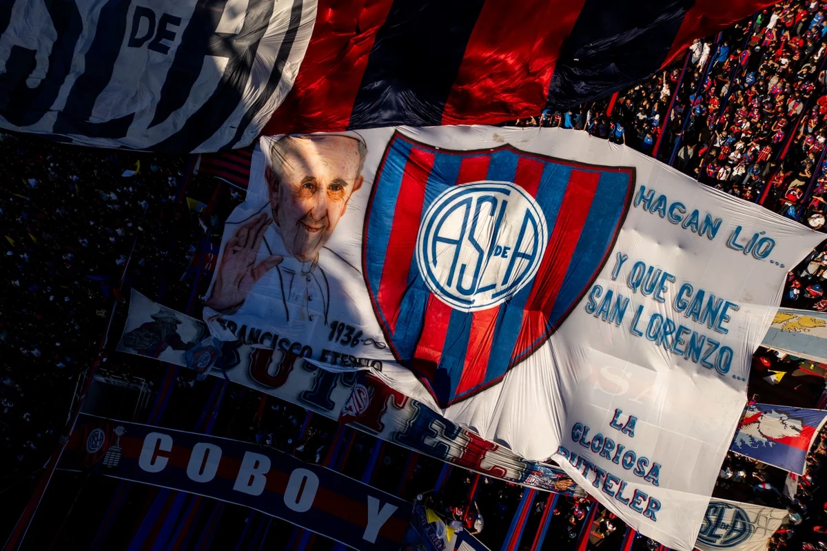 Bandeirão da torcida do San Lorenzo com homenagem ao Papa Francisco - Foto: Marcelo Endelli/Getty Images