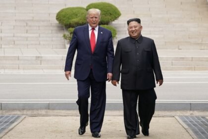 Donald Trump e Kim Jong-Un deram alguns passos, juntos, no território da Coreia do Norte, neste domingo (30). — Foto: Kevin Lamarque/Reuters