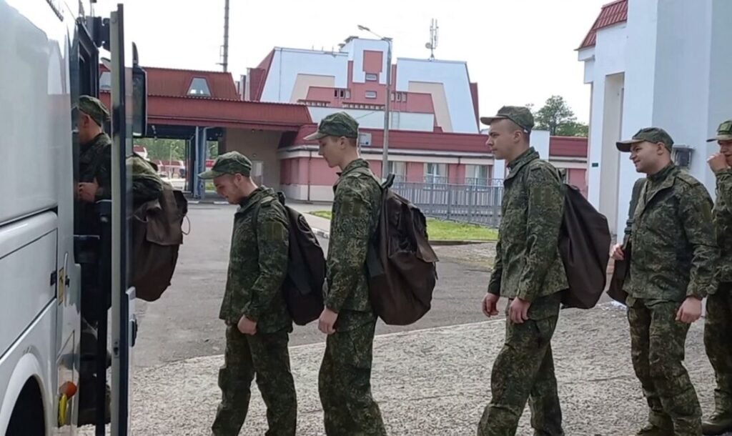 Prisioneiros de guerra russos embarcam em um ônibus após uma troca em um local não revelado na Bielorrússia. - Foto: Handout / Ministério da Defesa da Rússia / AFP