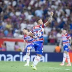 Bruno Lopes comemora gol do Fortaleza contra o Flamengo na Arena Castelão (Foto: Baggio Rodrigues/AGIF