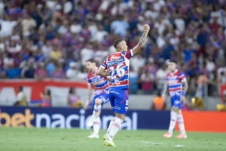 Bruno Lopes comemora gol do Fortaleza contra o Flamengo na Arena Castelão (Foto: Baggio Rodrigues/AGIF