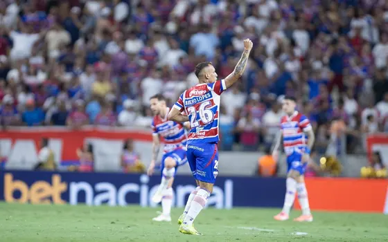 Bruno Lopes comemora gol do Fortaleza contra o Flamengo na Arena Castelão (Foto: Baggio Rodrigues/AGIF