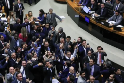 Impacto da derrubada da MP em 2025 e em 2026 é de mais de R$ 50 bilhões. Governo tinha elevado imposto sobre bets, fintechs, LCI e LCA, JCP, mudado IR de investimentos, limitado compensações e incluído pé-de-meia no piso de educação, entre outras - Foto: Lula Marques/Agência Brasil
