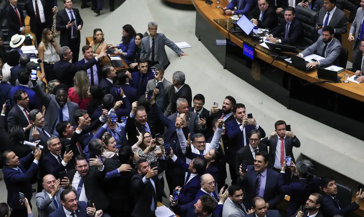 Impacto da derrubada da MP em 2025 e em 2026 é de mais de R$ 50 bilhões. Governo tinha elevado imposto sobre bets, fintechs, LCI e LCA, JCP, mudado IR de investimentos, limitado compensações e incluído pé-de-meia no piso de educação, entre outras - Foto: Lula Marques/Agência Brasil