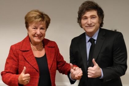 Diretora do FMI, Kristalina Georgieva, ao lado do Presidente argentino, Javier Milei.