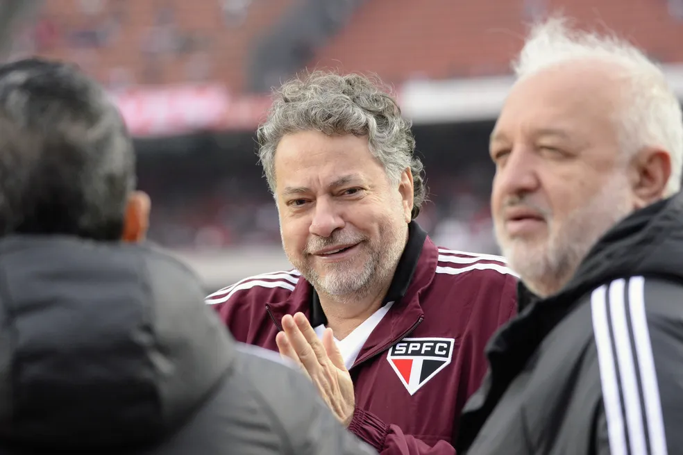 Julio Casares, presidente do São Paulo, e Carlos Belmonte, diretor de futebol, seguem em rota de colisão nos bastidores - Foto: Divulgação/Marcos Ribolli