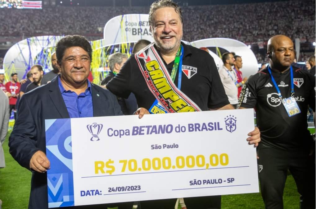 Cheque simbólico pelo título do São Paulo - Foto: Lesley Ribeiro/CBF