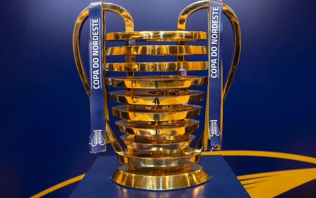 A taça da Copa do Nordeste, desejada por todos os clubes da região - Foto: Copa do Nordeste