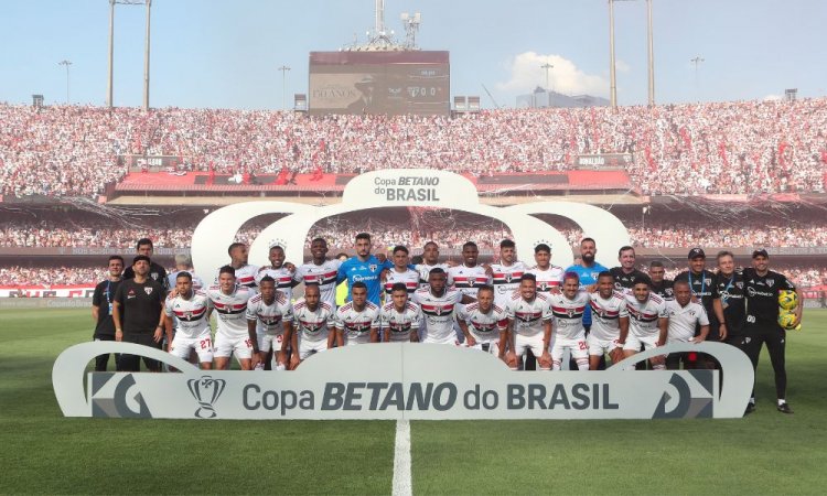 Jogadores do São Paulo posam para foto durante a partida entre São Paulo e Flamengo, válida pela final da Copa do Brasil 2023, no Estádio do Morumbi, na zona sul de São Paulo, neste domingo, 24 de setembro de 2023 - Foto: Werther Santana/Estadão Conteúdo