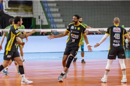 Jogadores do Praia comemoram vitória sobre o São José