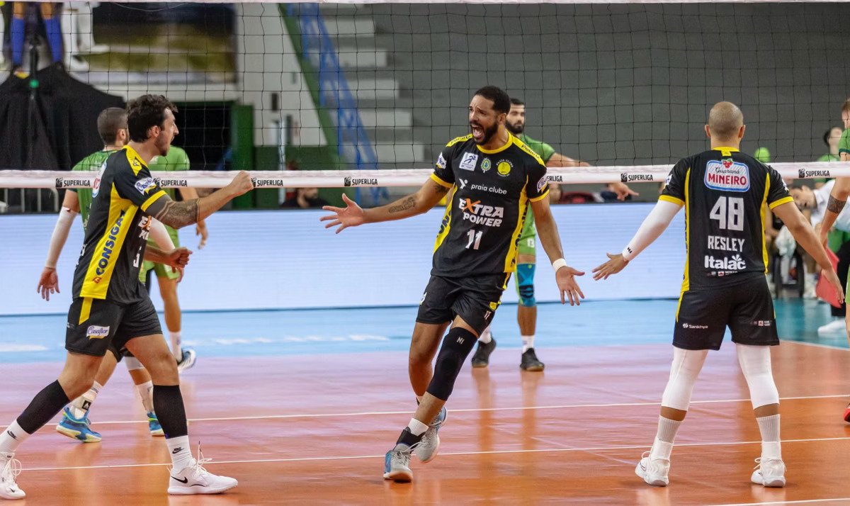 Jogadores do Praia comemoram vitória sobre o São José