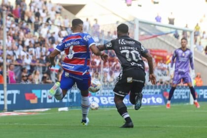 Bruno Pacheco e Fabiano Souza disputam lance no Clássico-Rei entre Fortaleza x Ceará, no Castelão, pelo Campeonato Cearense 2025 / Crédito: Lucas Emanuel/FCF