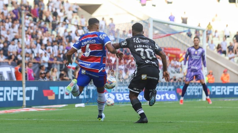 Bruno Pacheco e Fabiano Souza disputam lance no Clássico-Rei entre Fortaleza x Ceará, no Castelão, pelo Campeonato Cearense 2025 / Crédito: Lucas Emanuel/FCF
