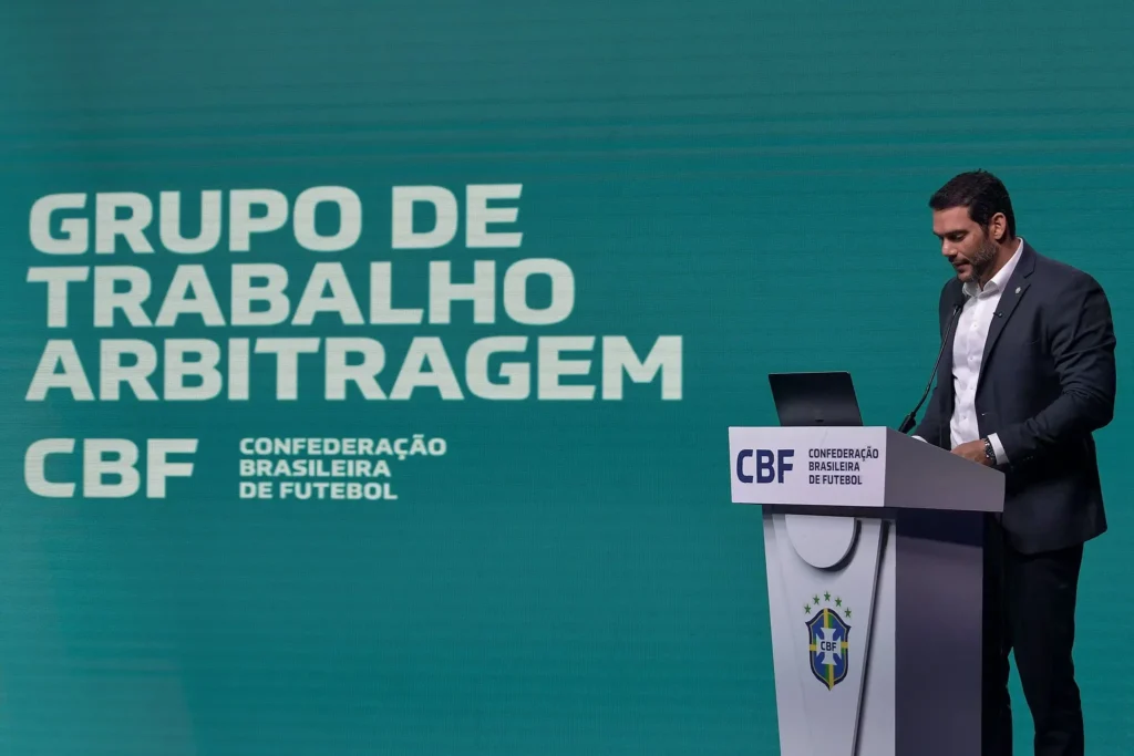 Durante fala de abertura, presidente da CBF Samir Xaud anunciou a implantação da tecnologia de impedimento semiautomático para 2026 - Foto: Staff Images/CBF
